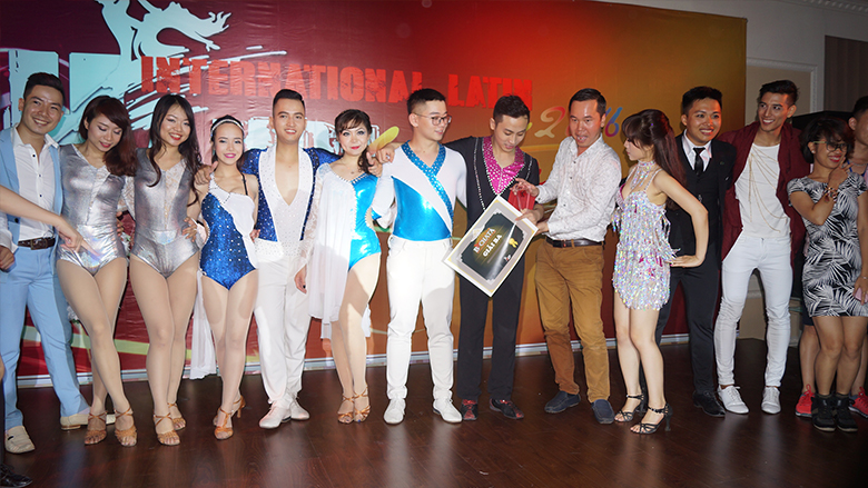 Trao giải cúp lưu niệm gải đấu Bachata quốc tế đầu tiên tại Hà Nội